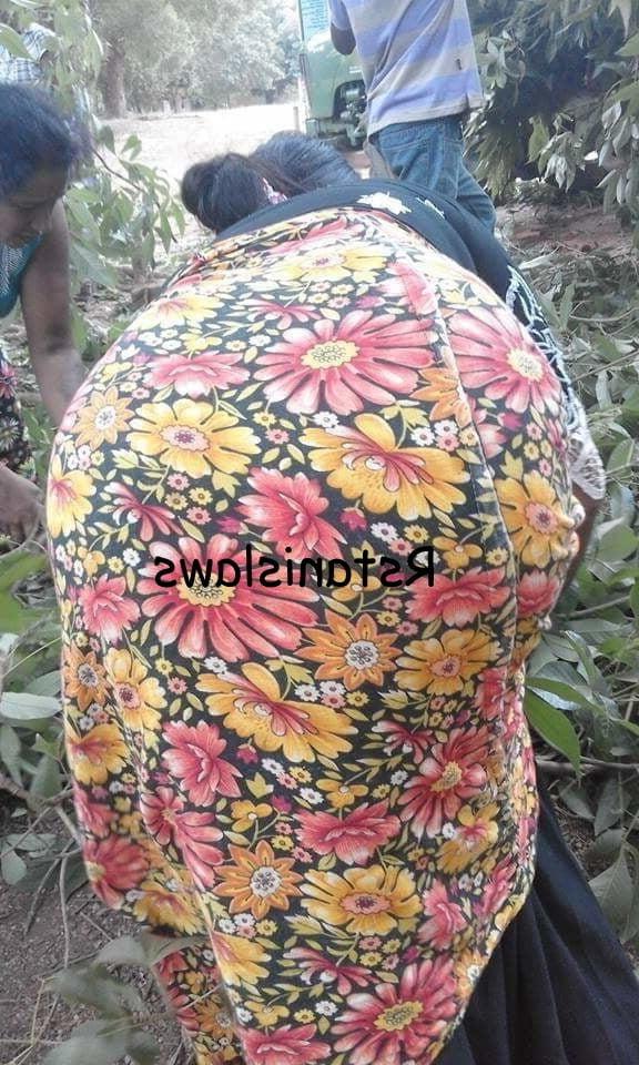 25P Sri Lankan Girls Bathing Outdoor