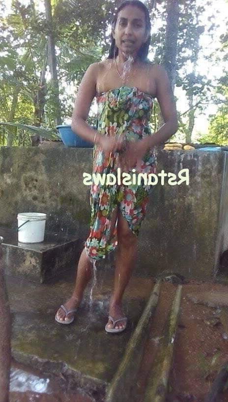 25P Sri Lankan Girls Bathing Outdoor