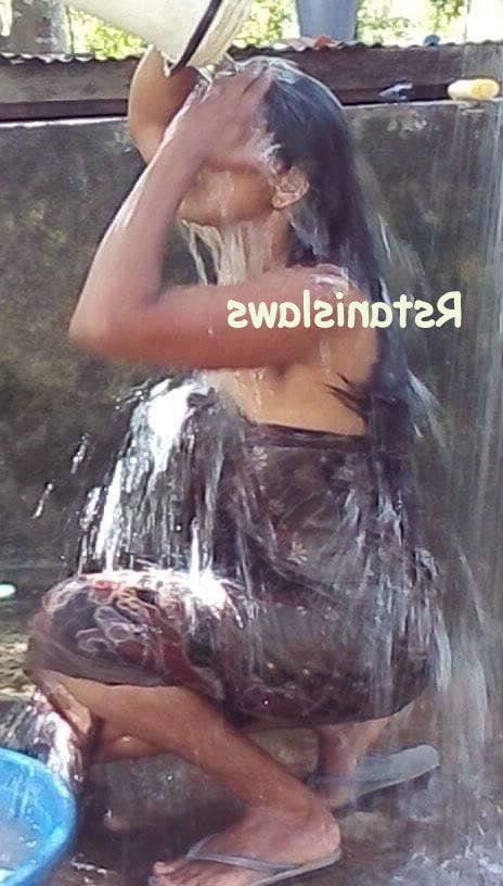 25P Sri Lankan Girls Bathing Outdoor