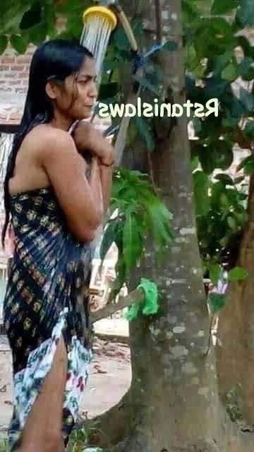25P Sri Lankan Girls Bathing Outdoor