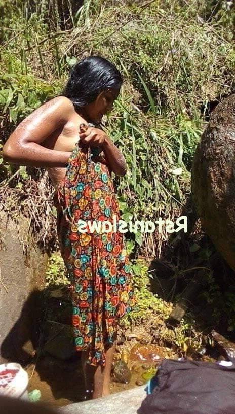 25P Sri Lankan Girls Bathing Outdoor