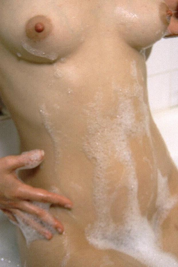 25P Vanessa blond punk teen poses in the bathroom skingirl