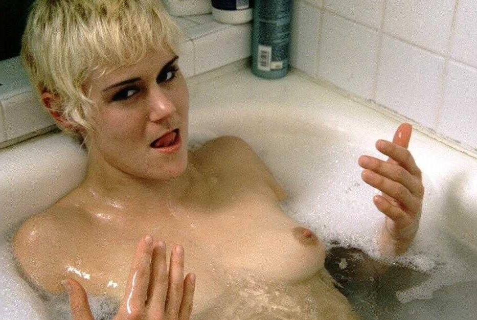 25P Vanessa blond punk teen poses in the bathroom skingirl