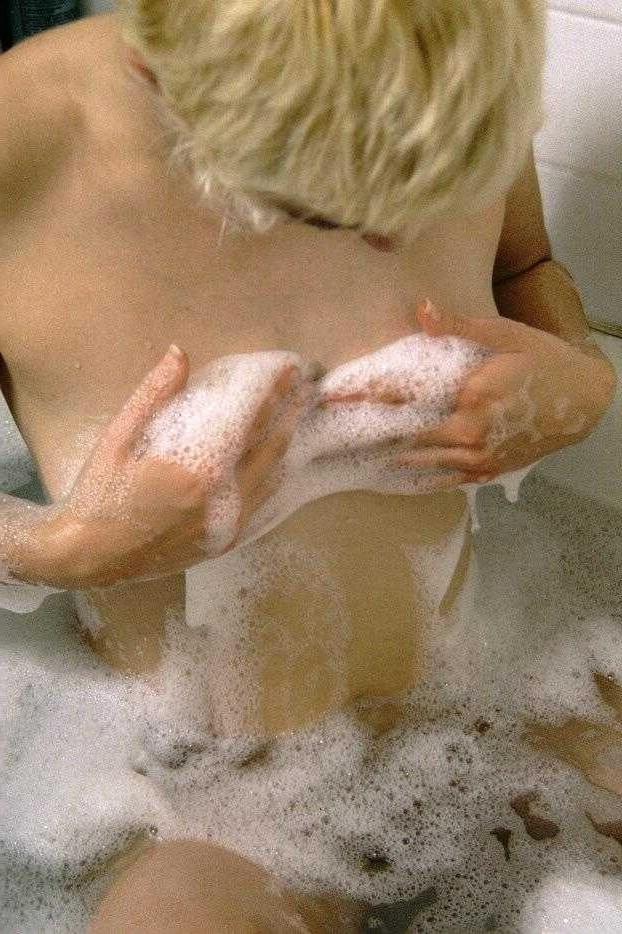 25P Vanessa blond punk teen poses in the bathroom skingirl