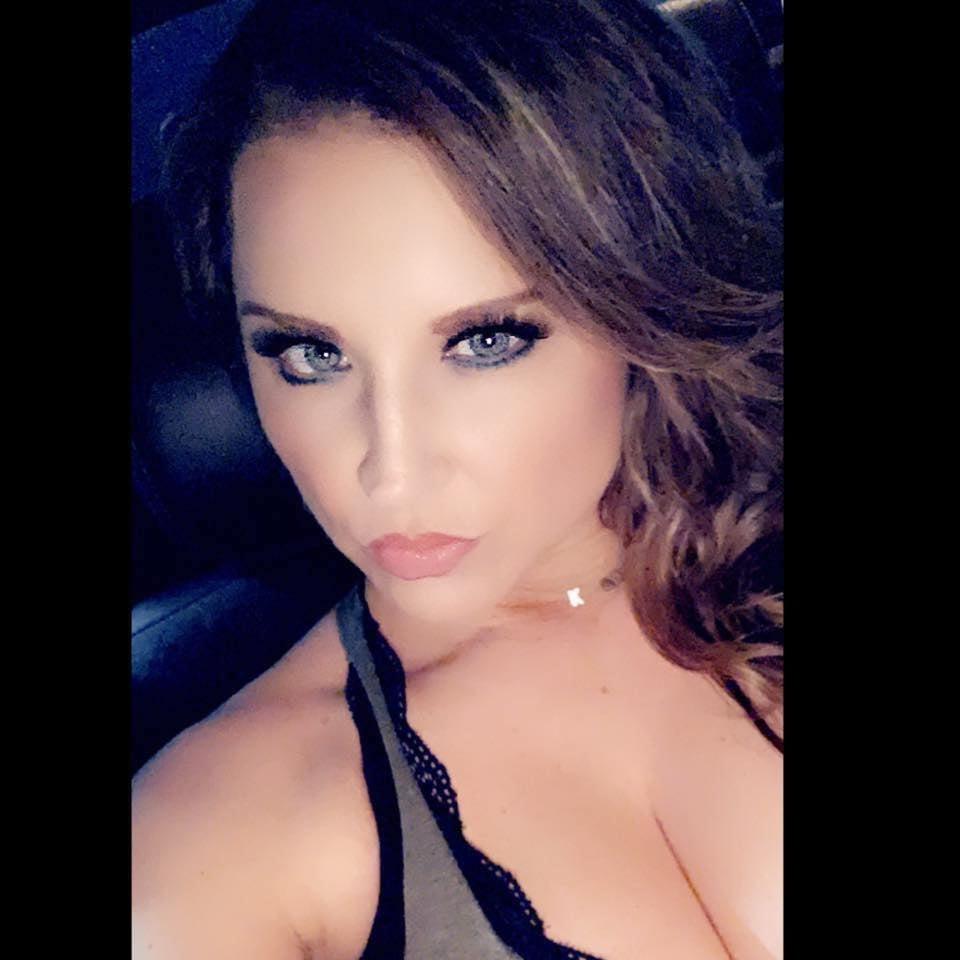 25P Bartender Kim Loves Eating Pussy