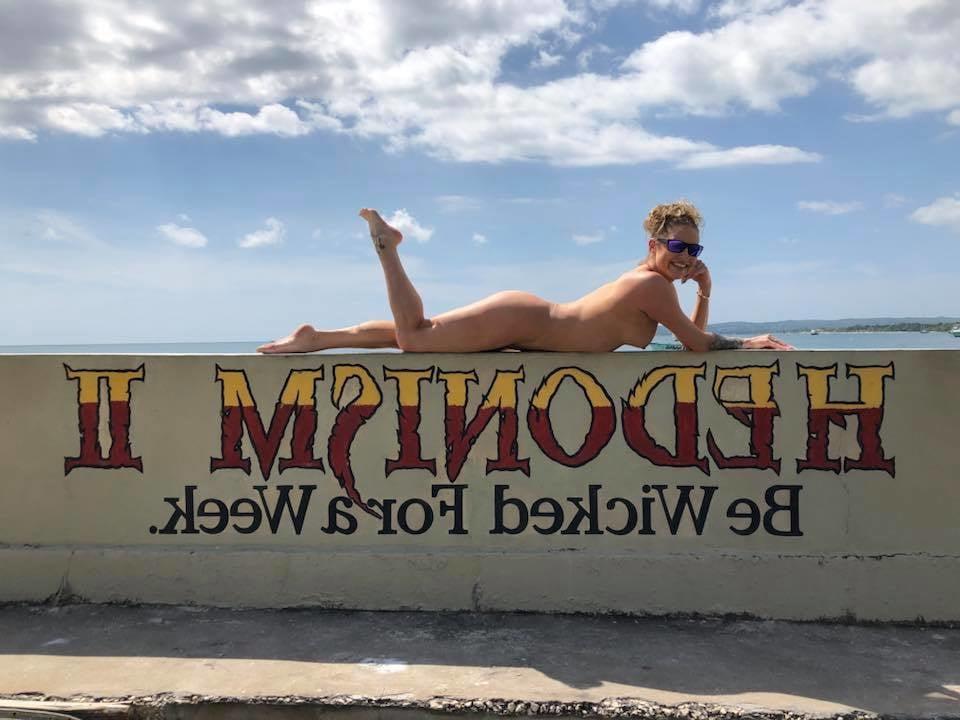 25P Bartender Kim Loves Eating Pussy