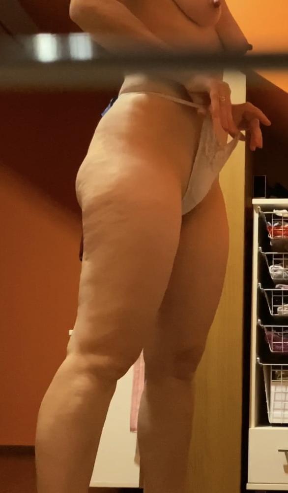22P Mature wife spied in locker 17