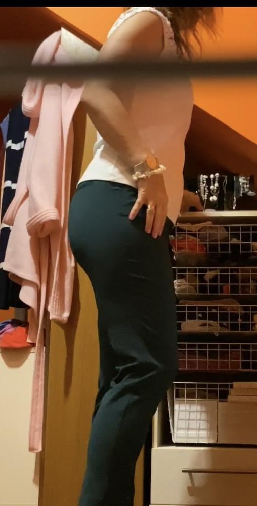 22P Mature wife spied in locker 17