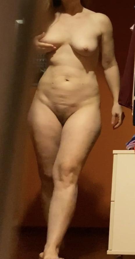 22P Mature wife spied in locker 17