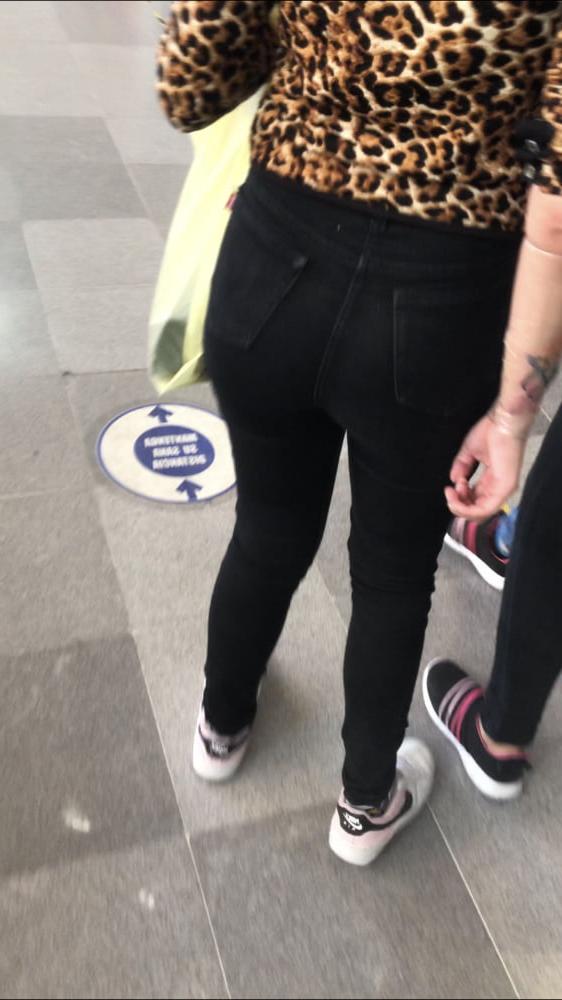 8P Una rica morrita sexy en Jeans caminando