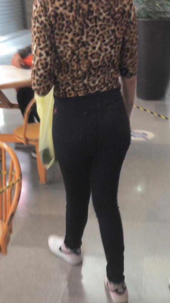 8P Una rica morrita sexy en Jeans caminando