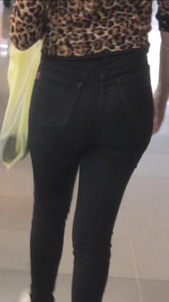 8P Una rica morrita sexy en Jeans caminando