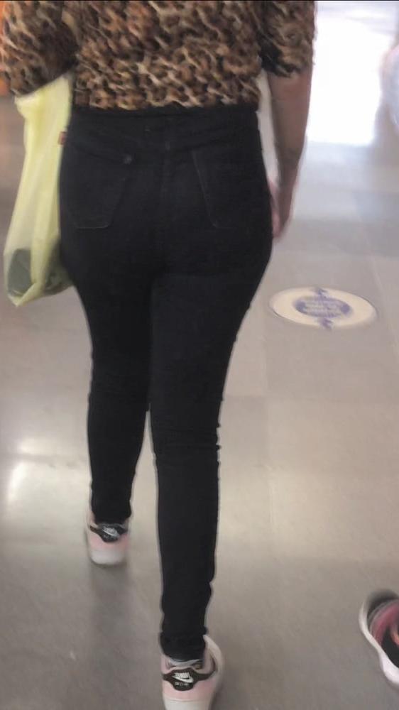 8P Una rica morrita sexy en Jeans caminando