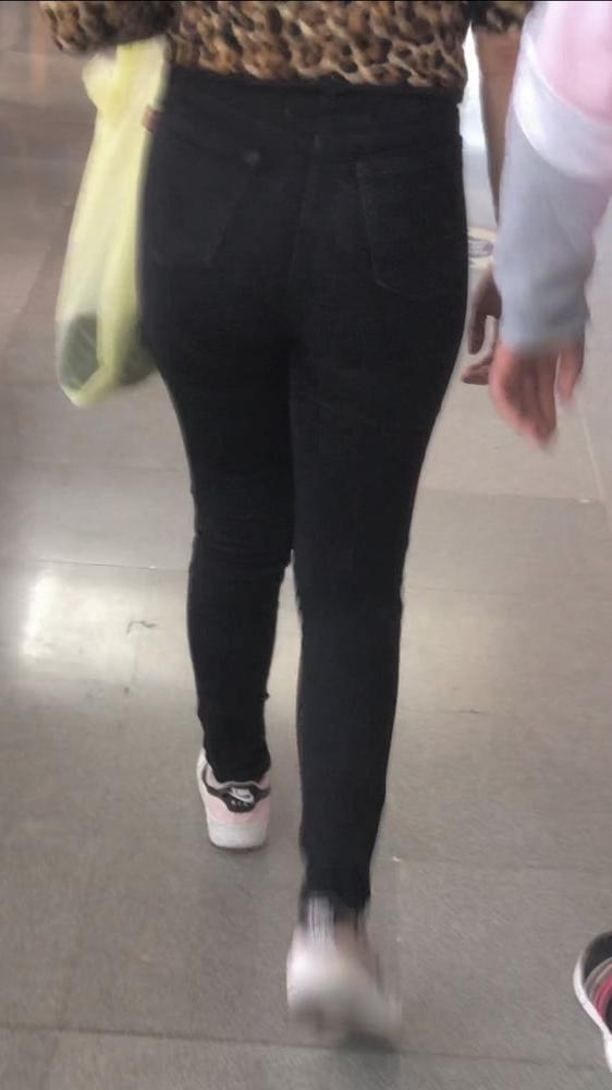 8P Una rica morrita sexy en Jeans caminando