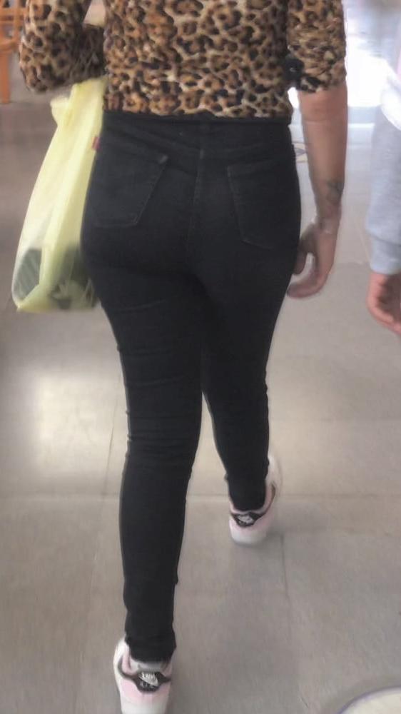 8P Una rica morrita sexy en Jeans caminando