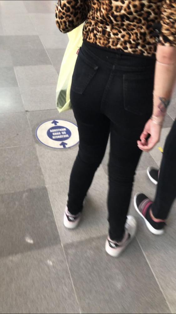 8P Una rica morrita sexy en Jeans caminando