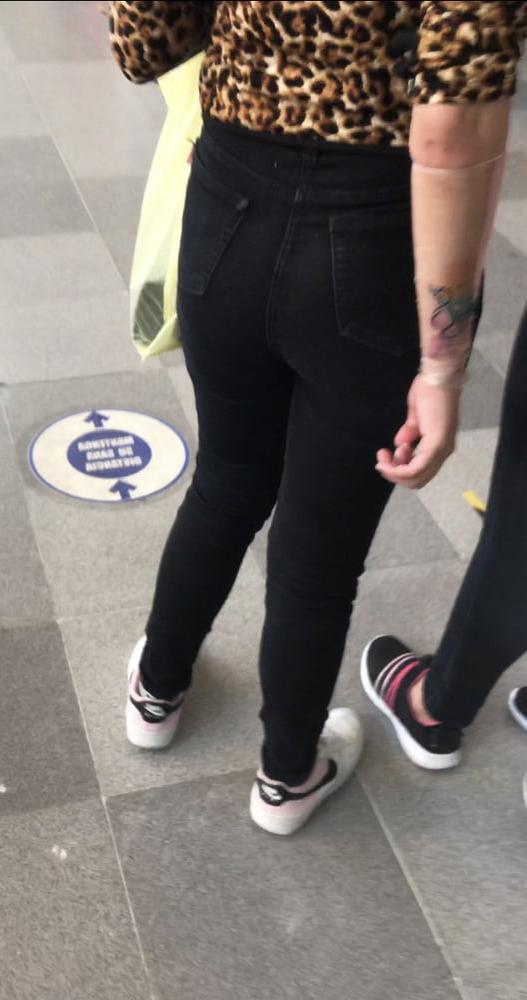 8P Una rica morrita sexy en Jeans caminando