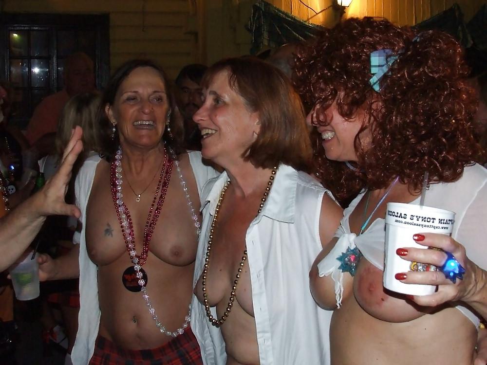 25P Mature vacation pics
