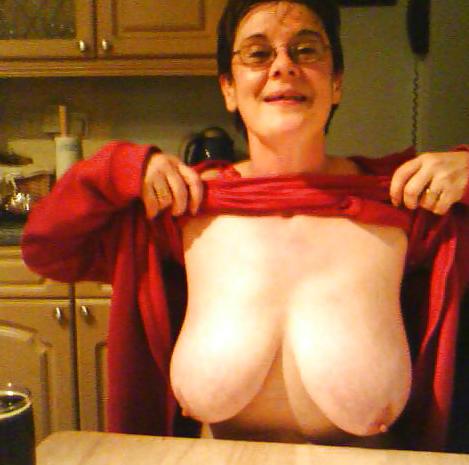 25P Matures loves to show theire tits I