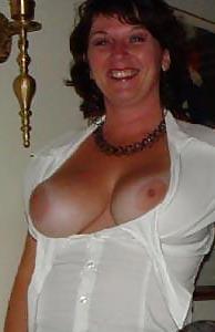 25P Matures loves to show theire tits I