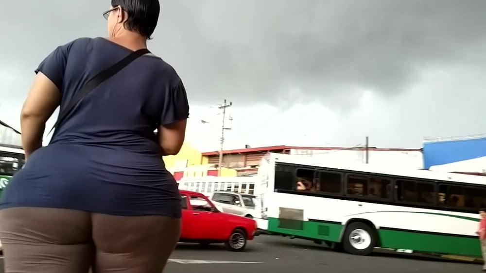 25P WIDE ASS FROM THE SLUMS BEGGING FOR FAT VEINY COCK