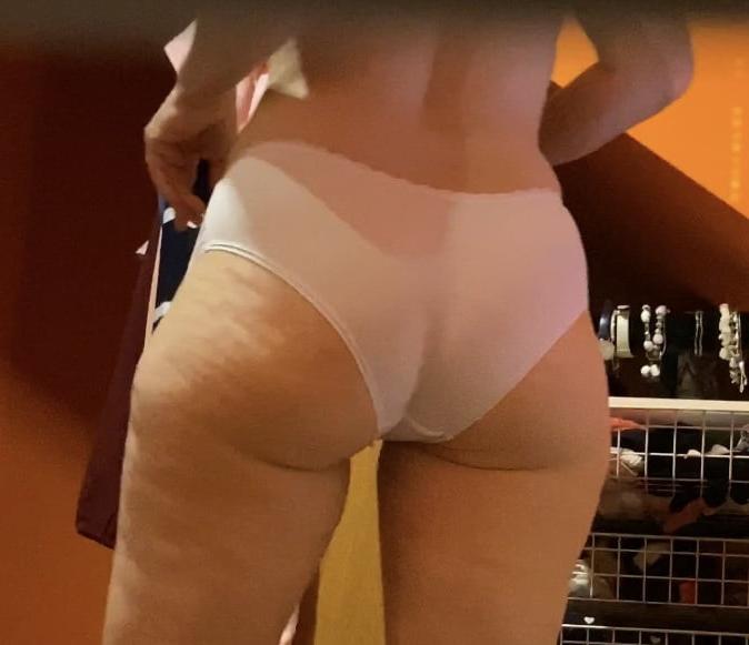 19P Mature wife spied in locker 16