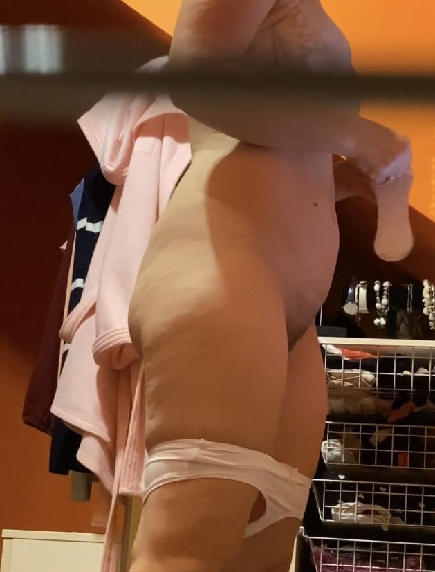 19P Mature wife spied in locker 16