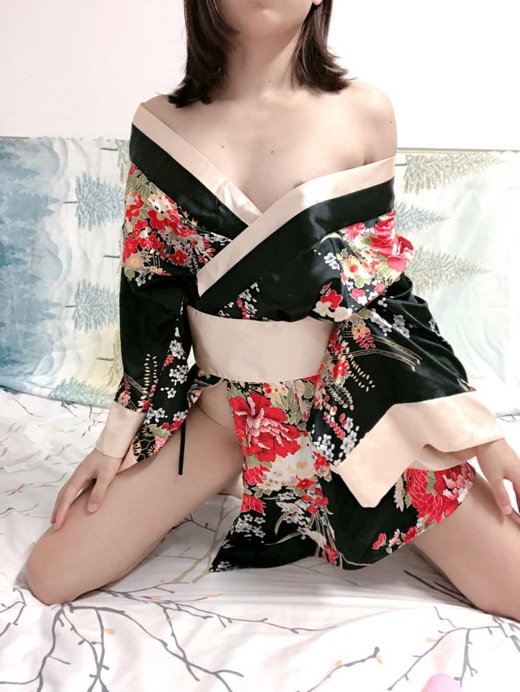 25P Amateur Chinese Teen Playing with Self