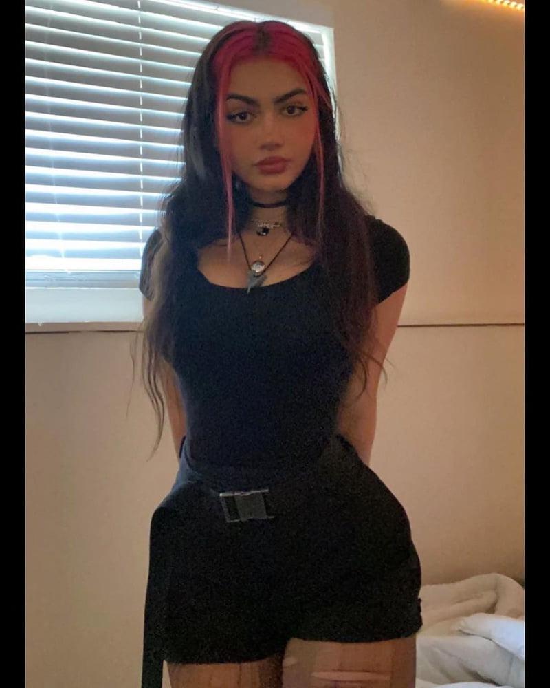 19P Sexy curvy slut