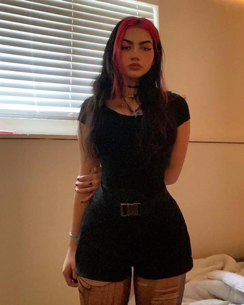 19P Sexy curvy slut