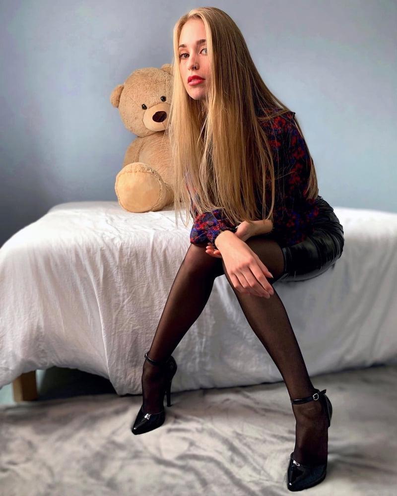 25P Young Model Woman Loving Pantyhose