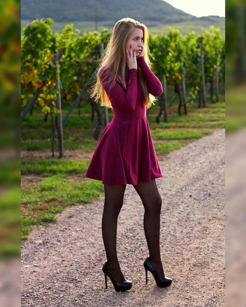 25P Young Model Woman Loving Pantyhose