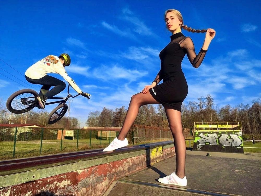 25P Young Model Woman Loving Pantyhose