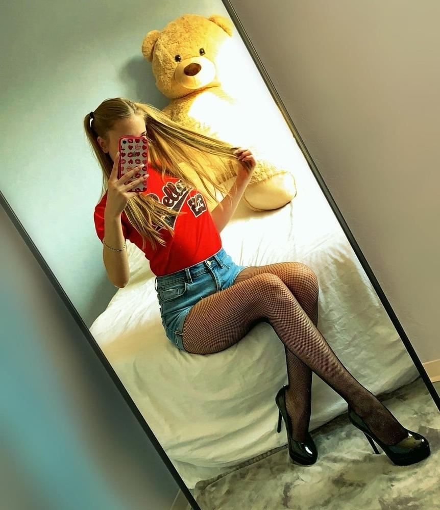 25P Young Model Woman Loving Pantyhose