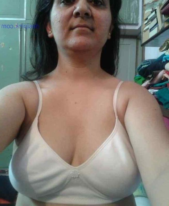 11P Desi matuer wife poonam