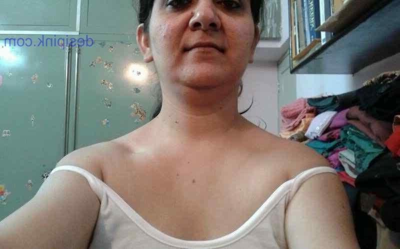 11P Desi matuer wife poonam