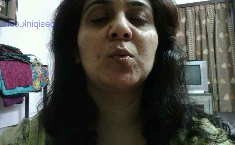 11P Desi matuer wife poonam