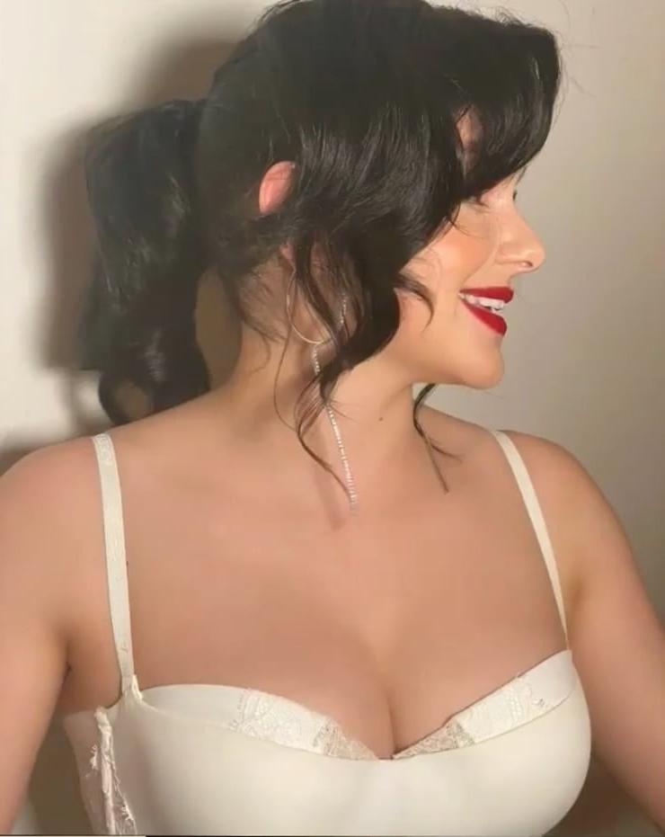 25P Ariel Winter Jerk Off