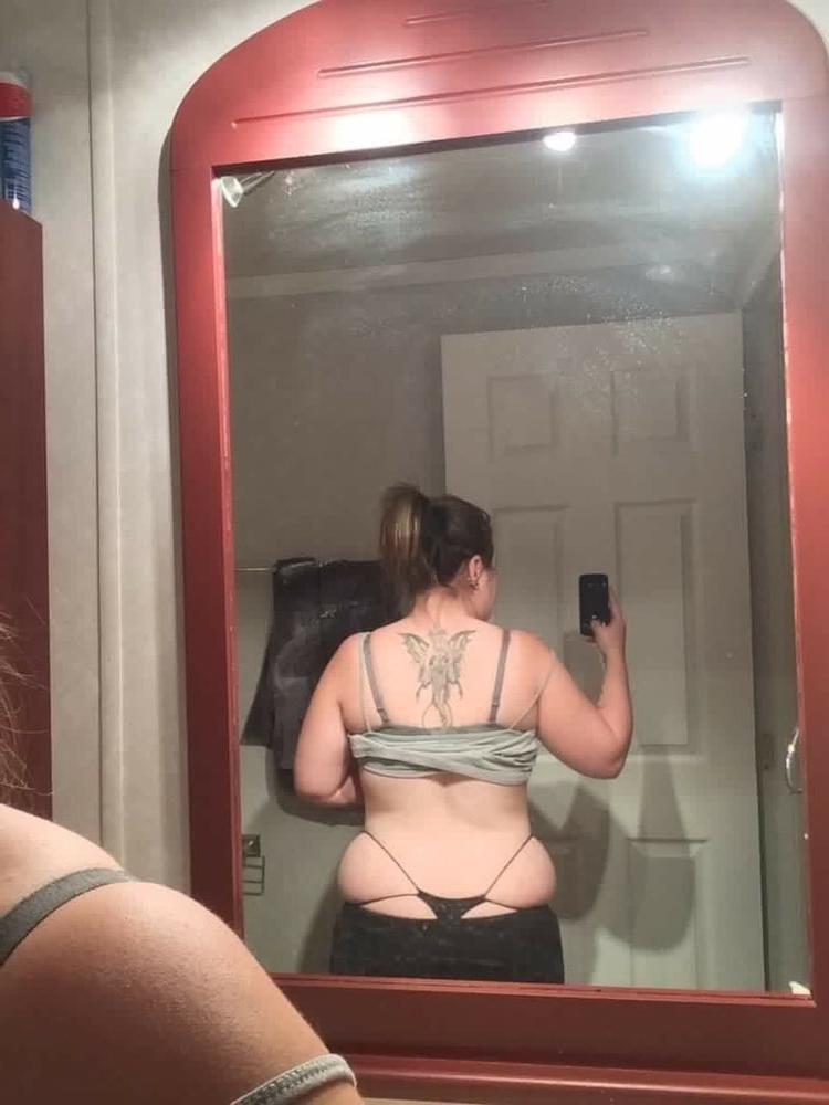 25P Thong exposed