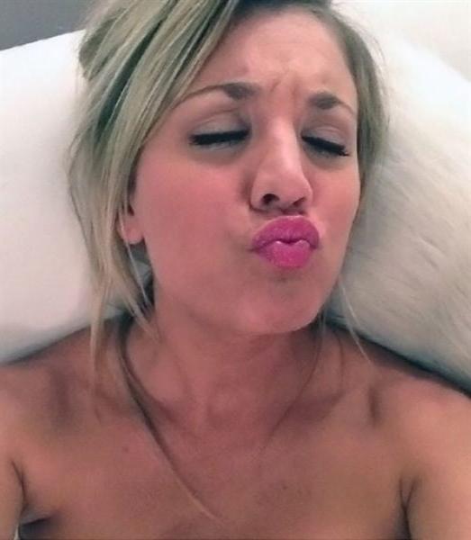 5P Secret SheMale? Kaley Cuoco