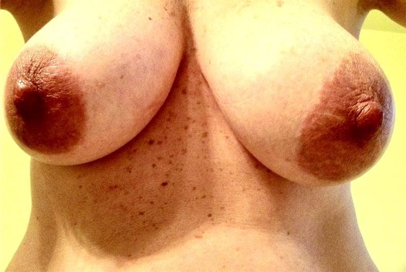 14P Sexy Curvy MILF Has Huge Tits With Giant Areolas.