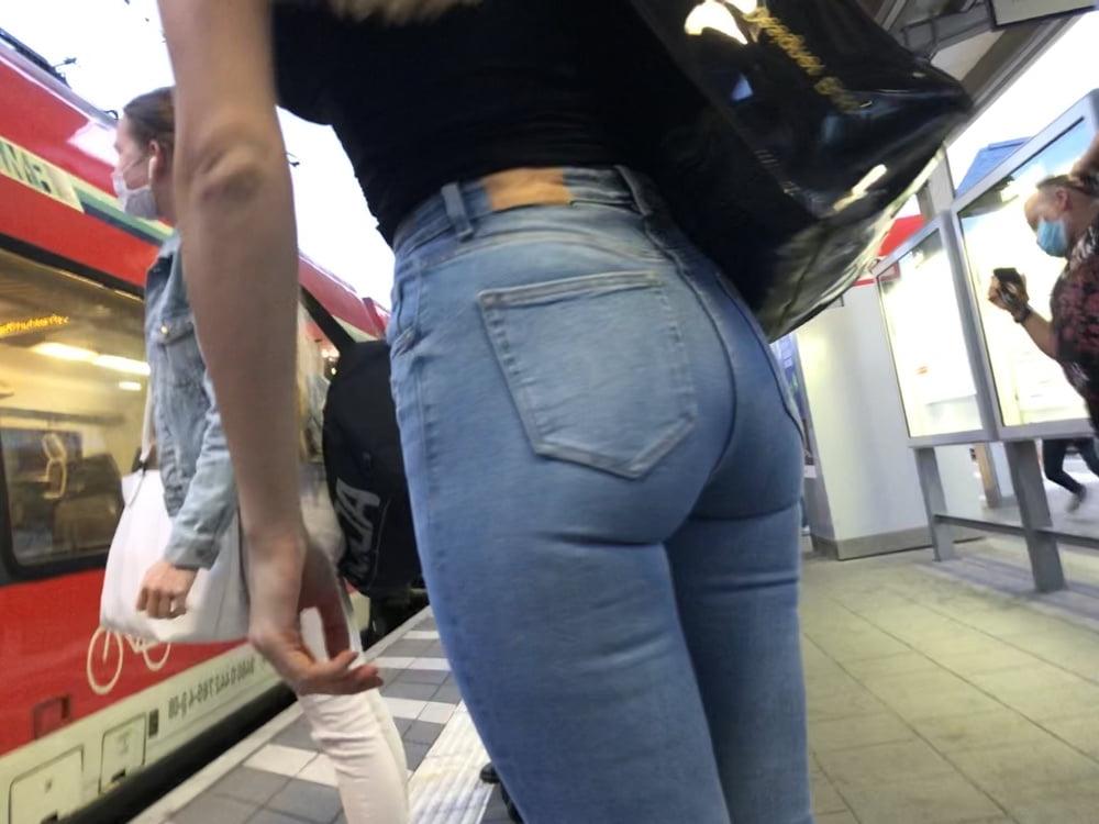 12P Hot Jeans Ass in Train Marburg
