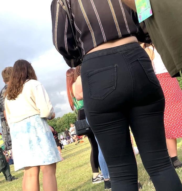 10P Tight jeans ass festival