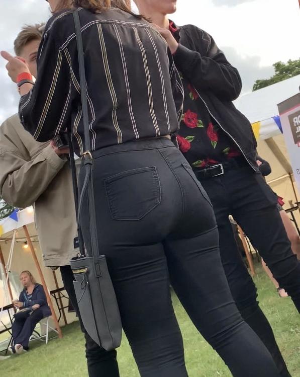 10P Tight jeans ass festival