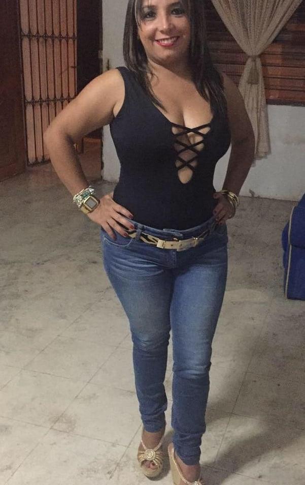 23P Sexy latina milf in jeans