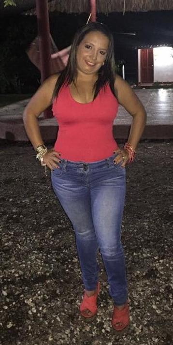 23P Sexy latina milf in jeans