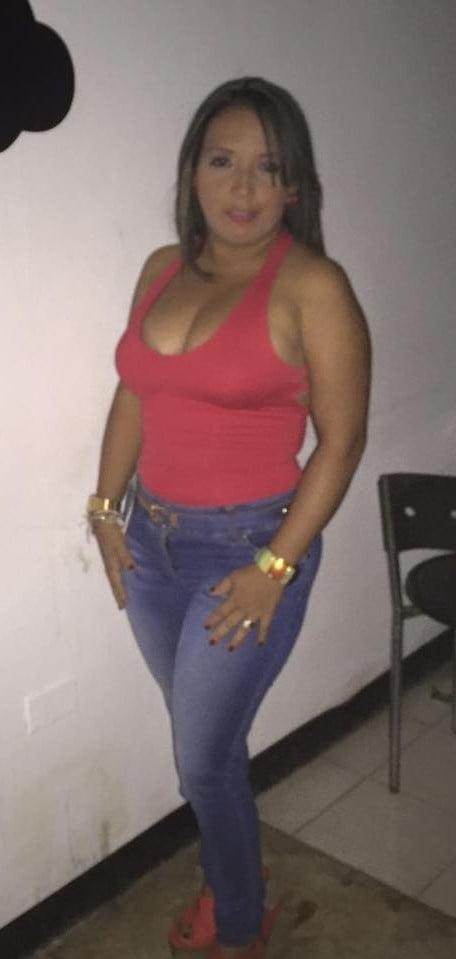 23P Sexy latina milf in jeans
