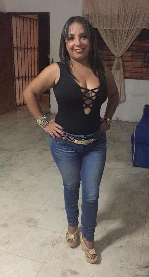 23P Sexy latina milf in jeans