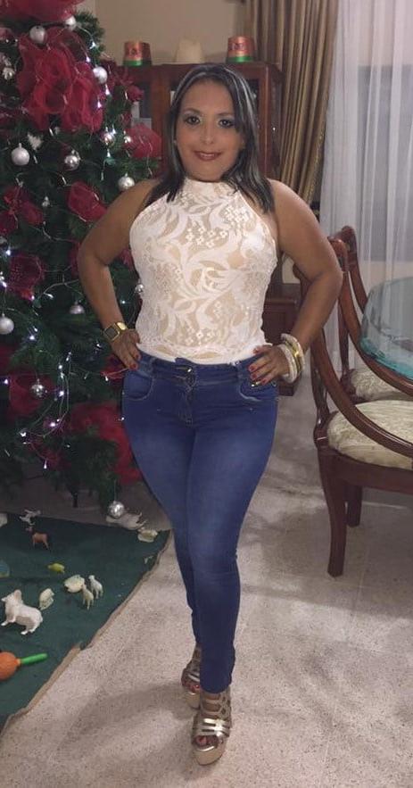 23P Sexy latina milf in jeans