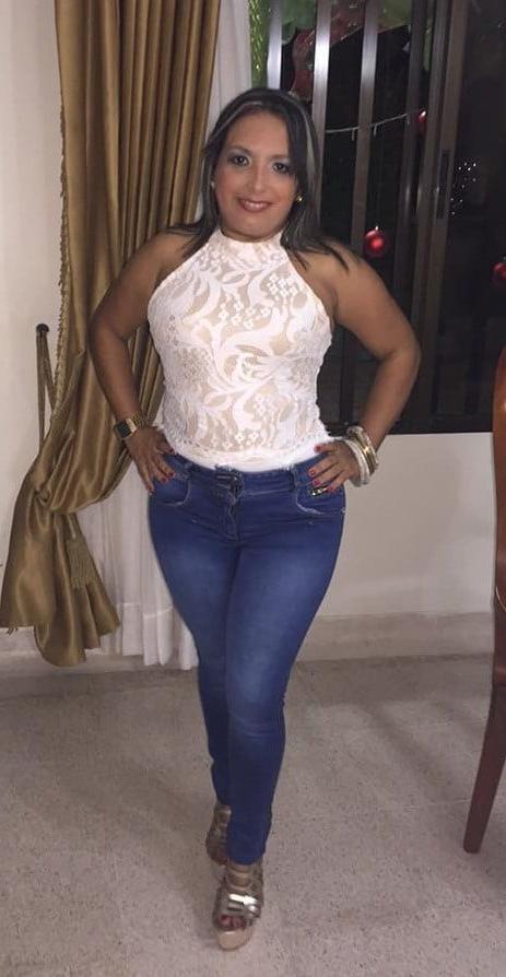 23P Sexy latina milf in jeans